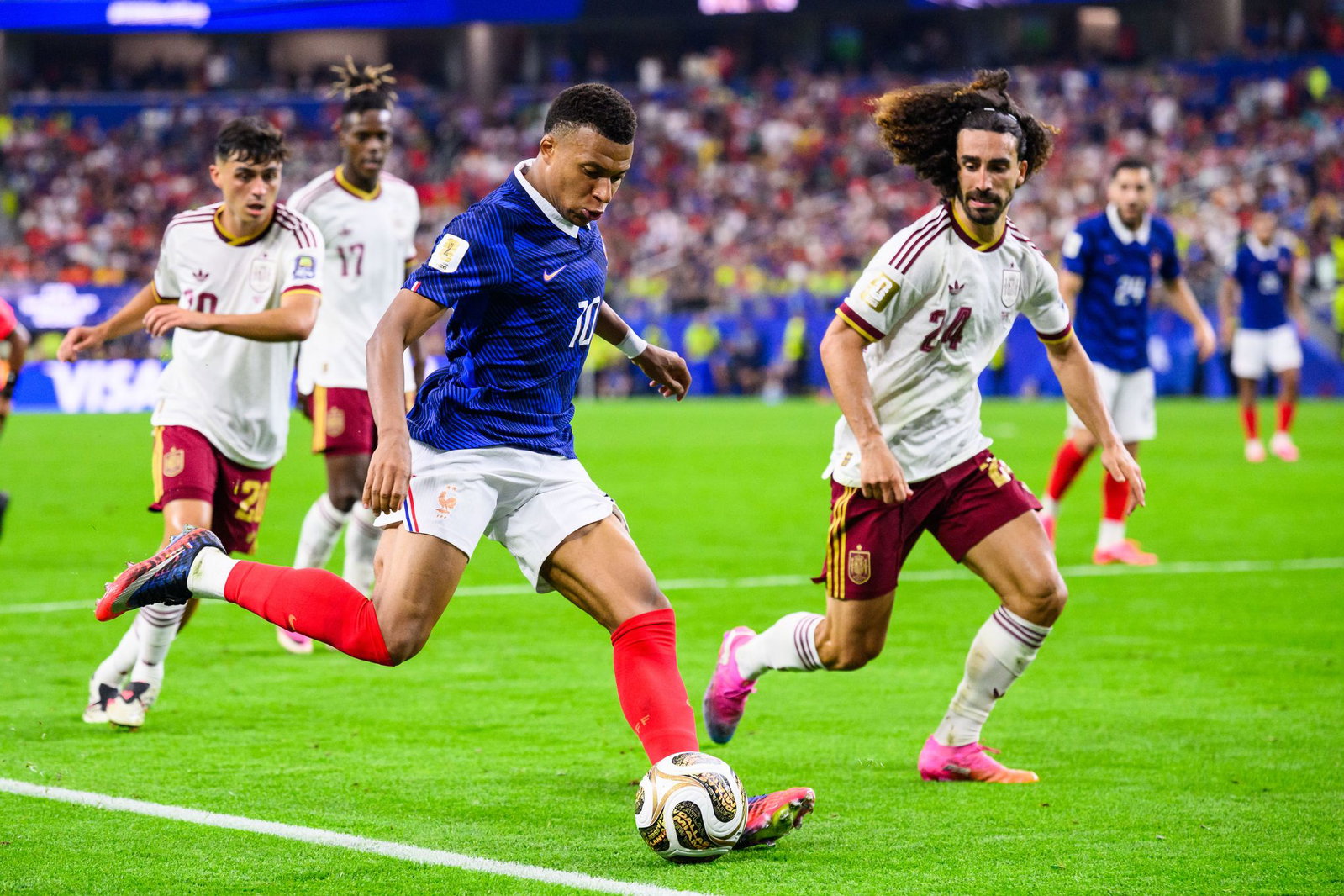 Bei einem Boykott müsste die WM ohne Frankreichs Mbappé (l) und Spaniens Weltmeister Cucurella steigen. (Archivbild)