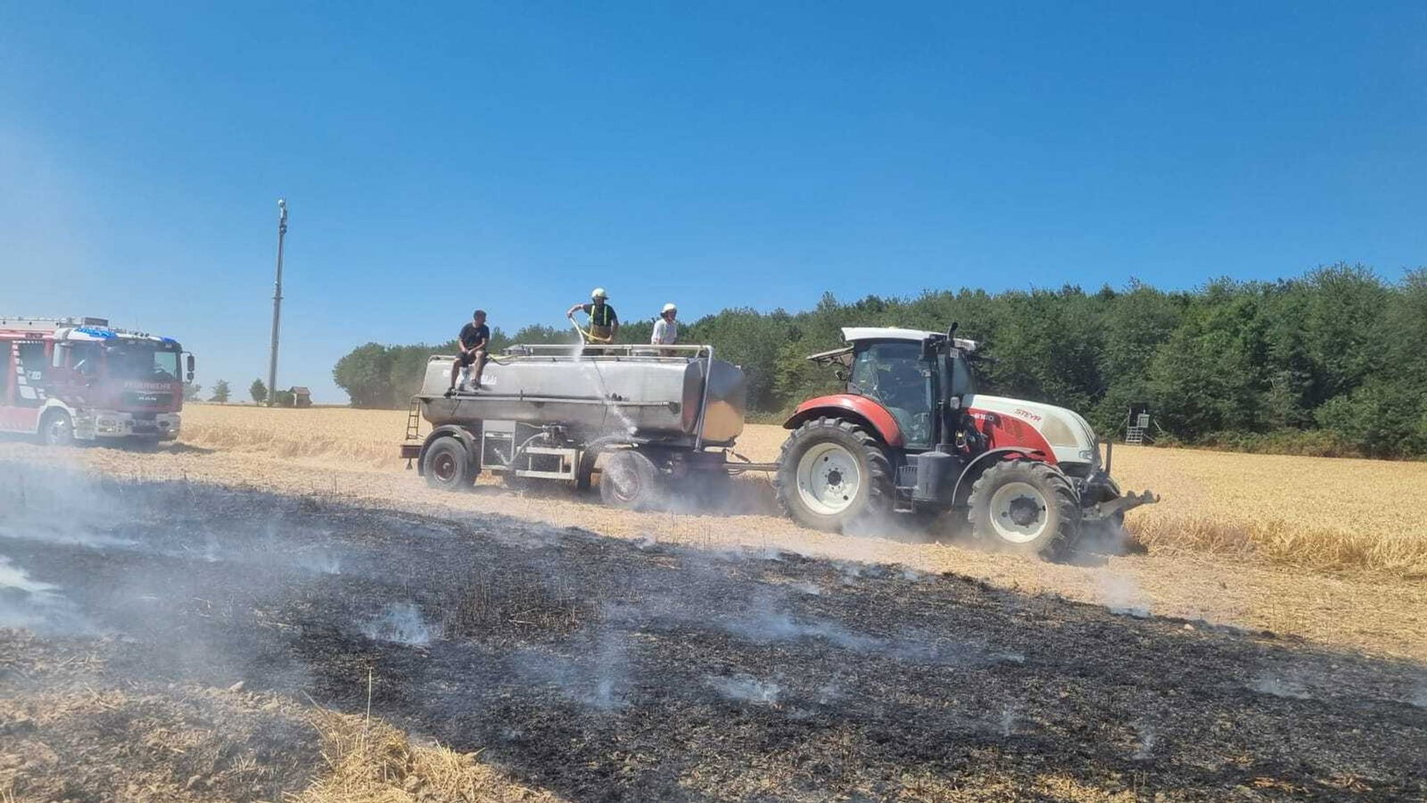 Zunehmend geraten trockene Agrarflächen in Brand. 