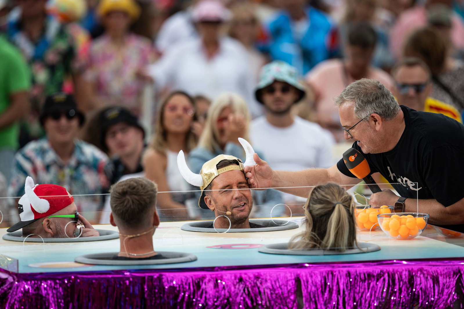 Elton tröstet Lorenz Büffel bei einem der «Fernsehgarten»-Gaga-Spiele.