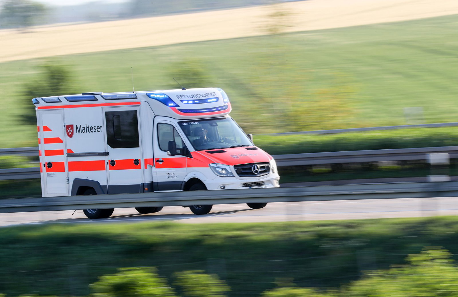 Schwer verletzt wurde der 70-Jährige in ein Krankenhaus gebracht. (Symbolbild)