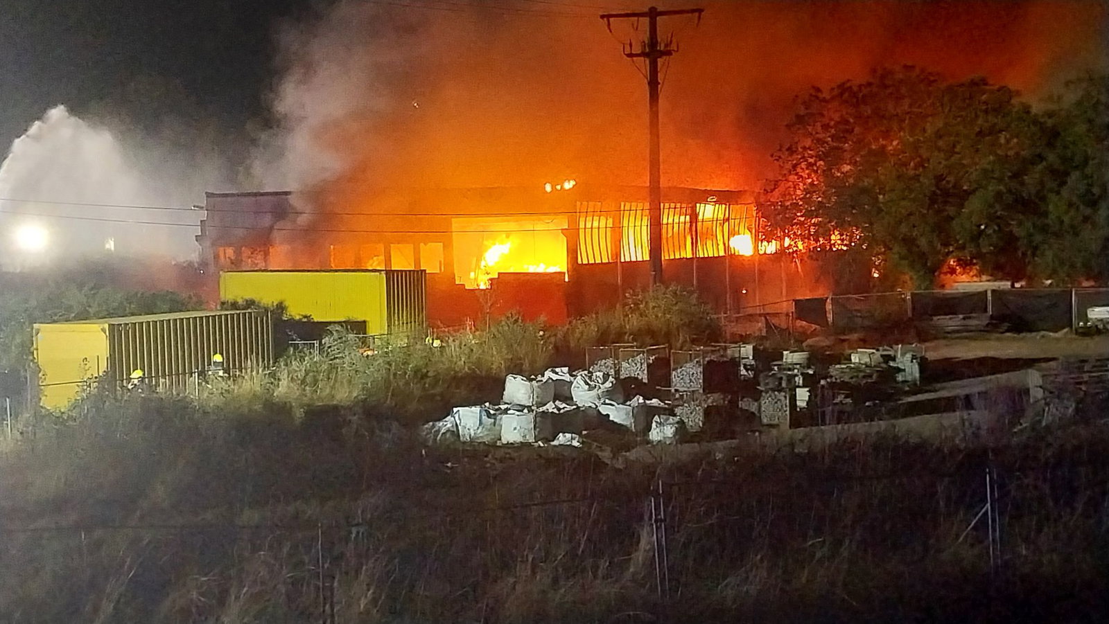 Eine Lagerhalle in Riegel am Kaiserstuhl steht in Flammen.