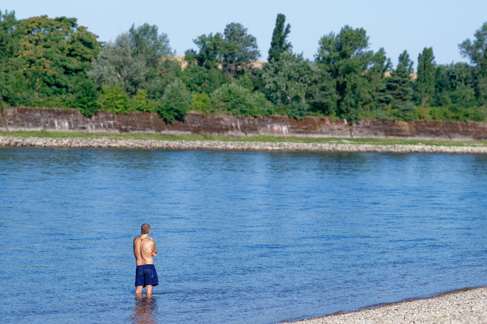 Jenseits von Strandbädern ist der Rhein ein hochgefährliches Gewässer. (Archivbild)