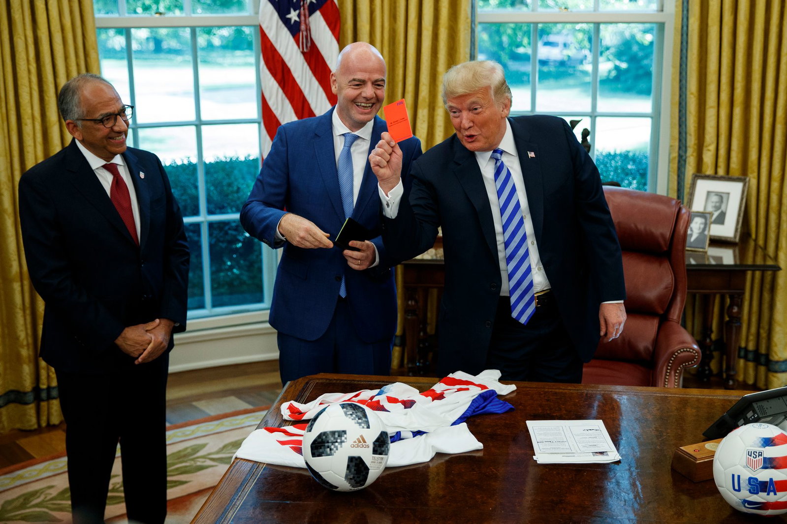Damals ein Scherz: Trump zeigt Rot.