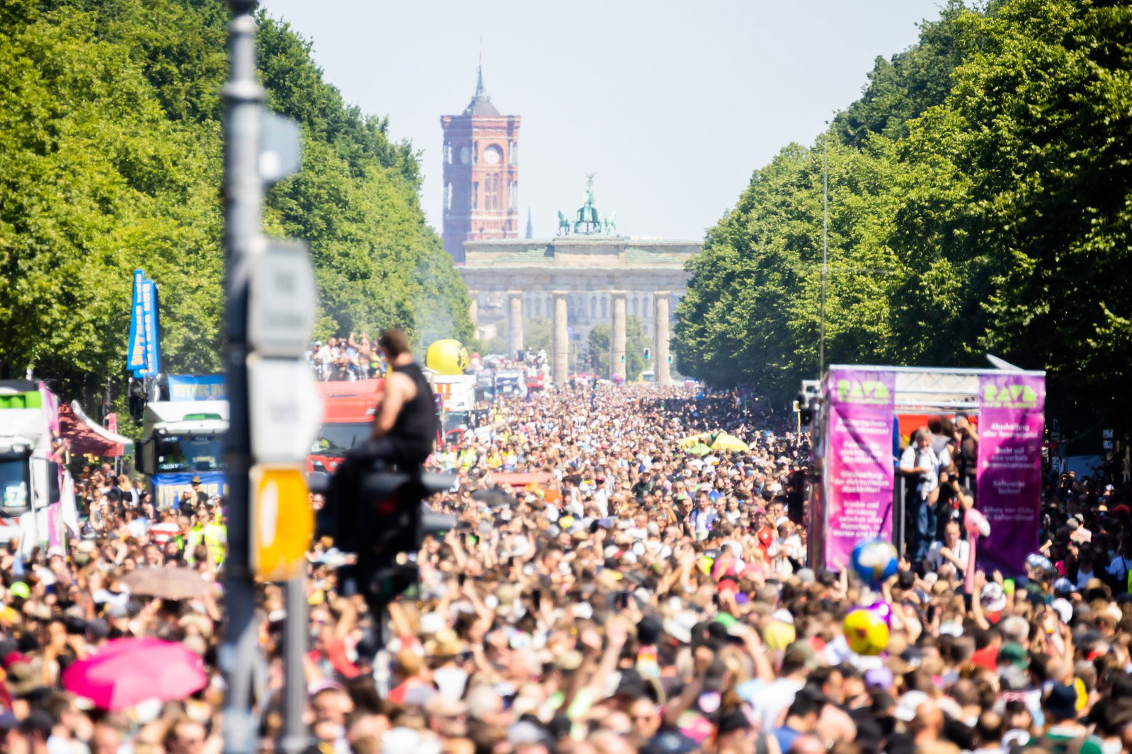 Menschen feiern bei der Technoparade «Rave the Planet» auf der Straße des 17. Juni vor dem Brandenburger Tor. (Archivbild) 