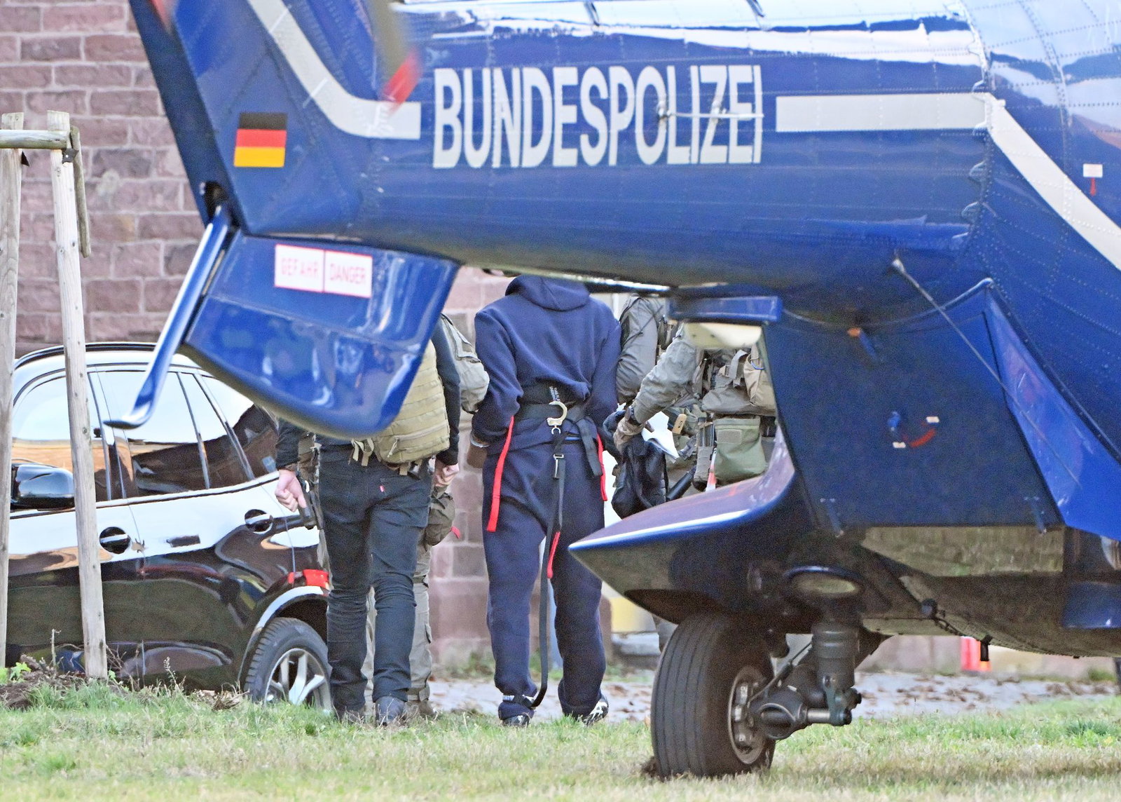 In einem Hubschrauber der Bundespolizei wurde der Verdächtige im November nach Karlsruhe gebracht. (Archivbild)