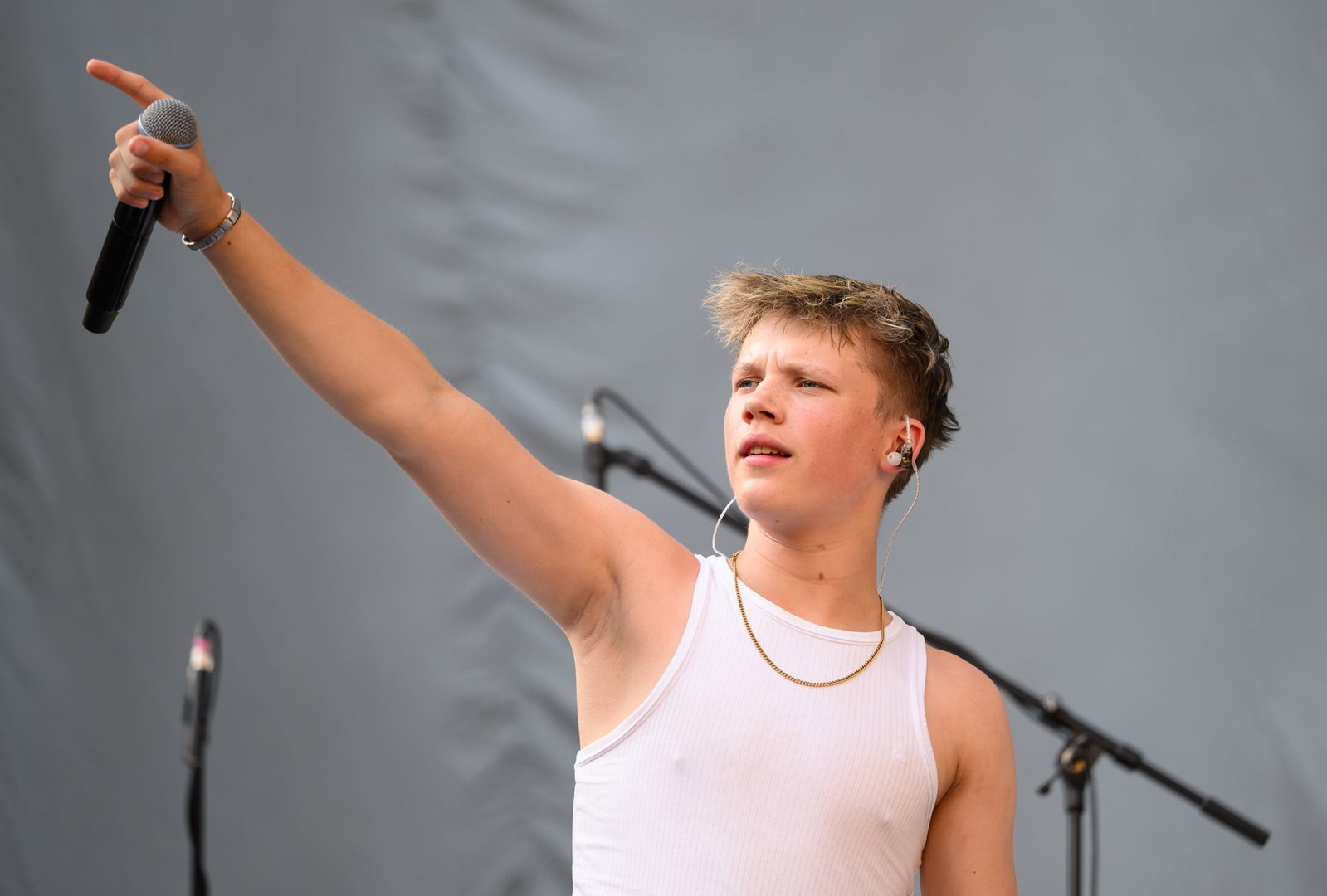 Im Dresdner Rudolf-Harbig-Stadion hat der erst 17-jährige Leipziger Rapper Yung Pepp im Vorprogramm von «Kraftklub» vor über 30.000 Fans eröffnet. 