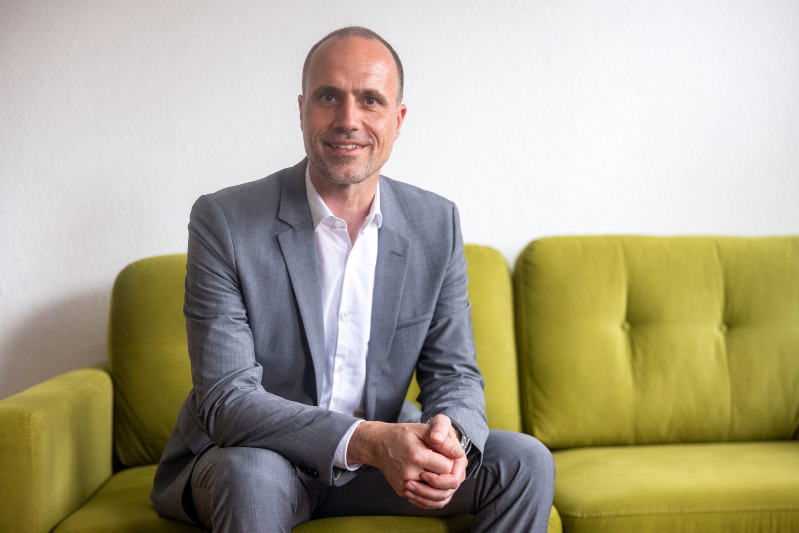 Es gibt mehr Geld für hebammengeleitete Kreißsäle und Hebammenzentralen, kündigt Gesundheitsminister Hoch an. 
