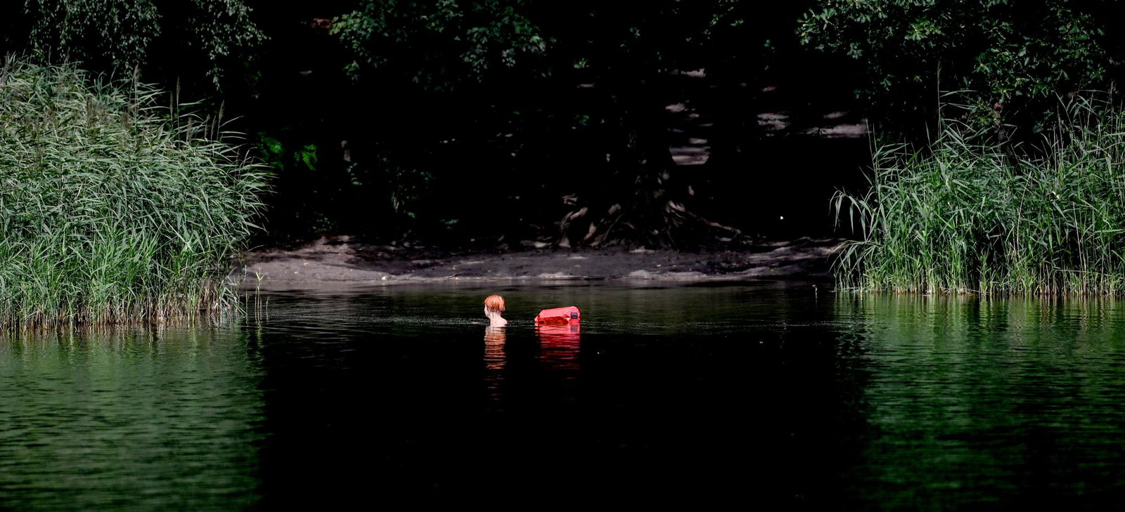 Mit Hilfe einer Rettungsboje haben drei Ersthelfer eine Schwimmerin in Not aus einem See gezogen. (Symbolbild)