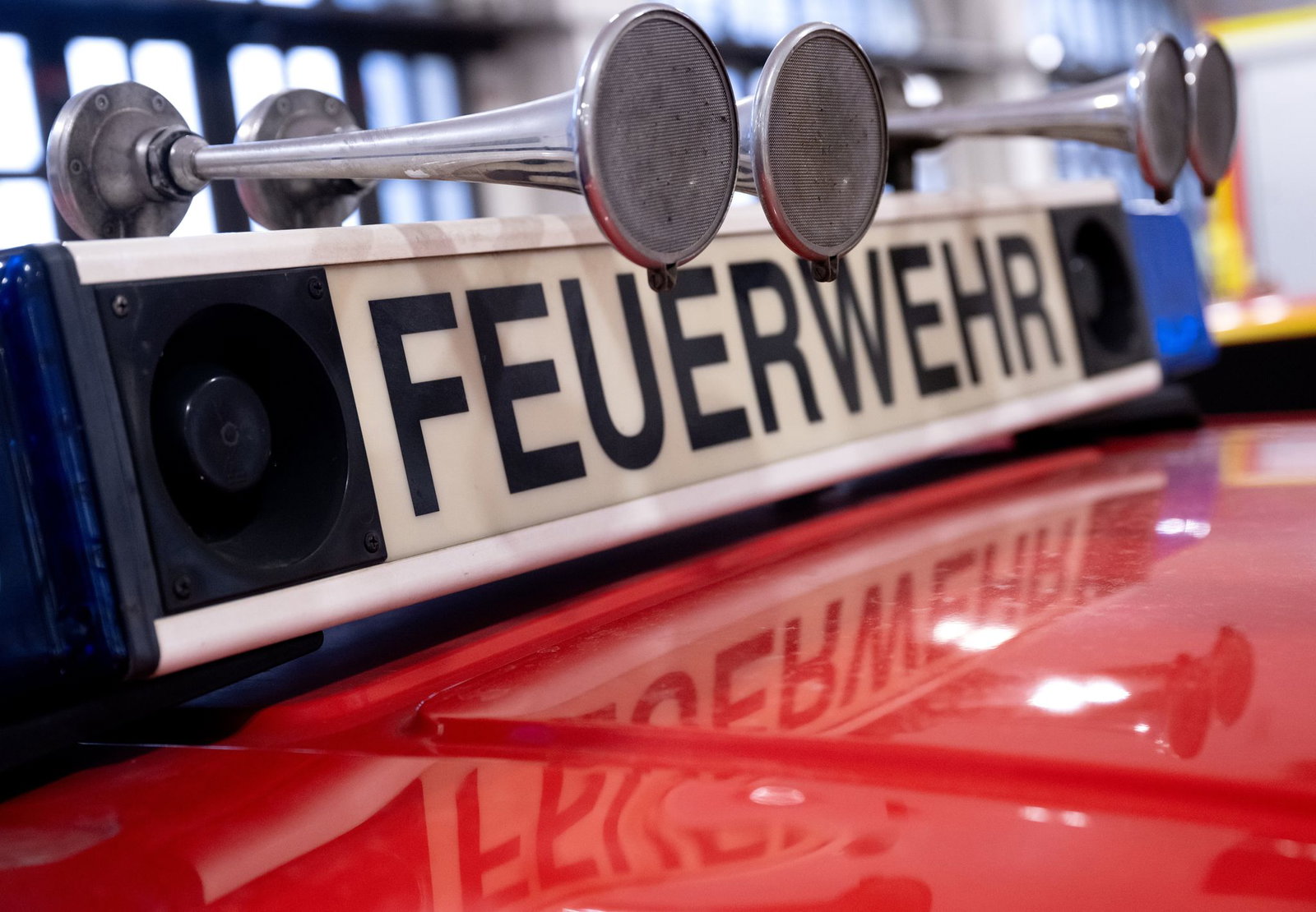 Bei einem Brand in Ettlingen droht Explosionsgefahr. (Symbolbild)  