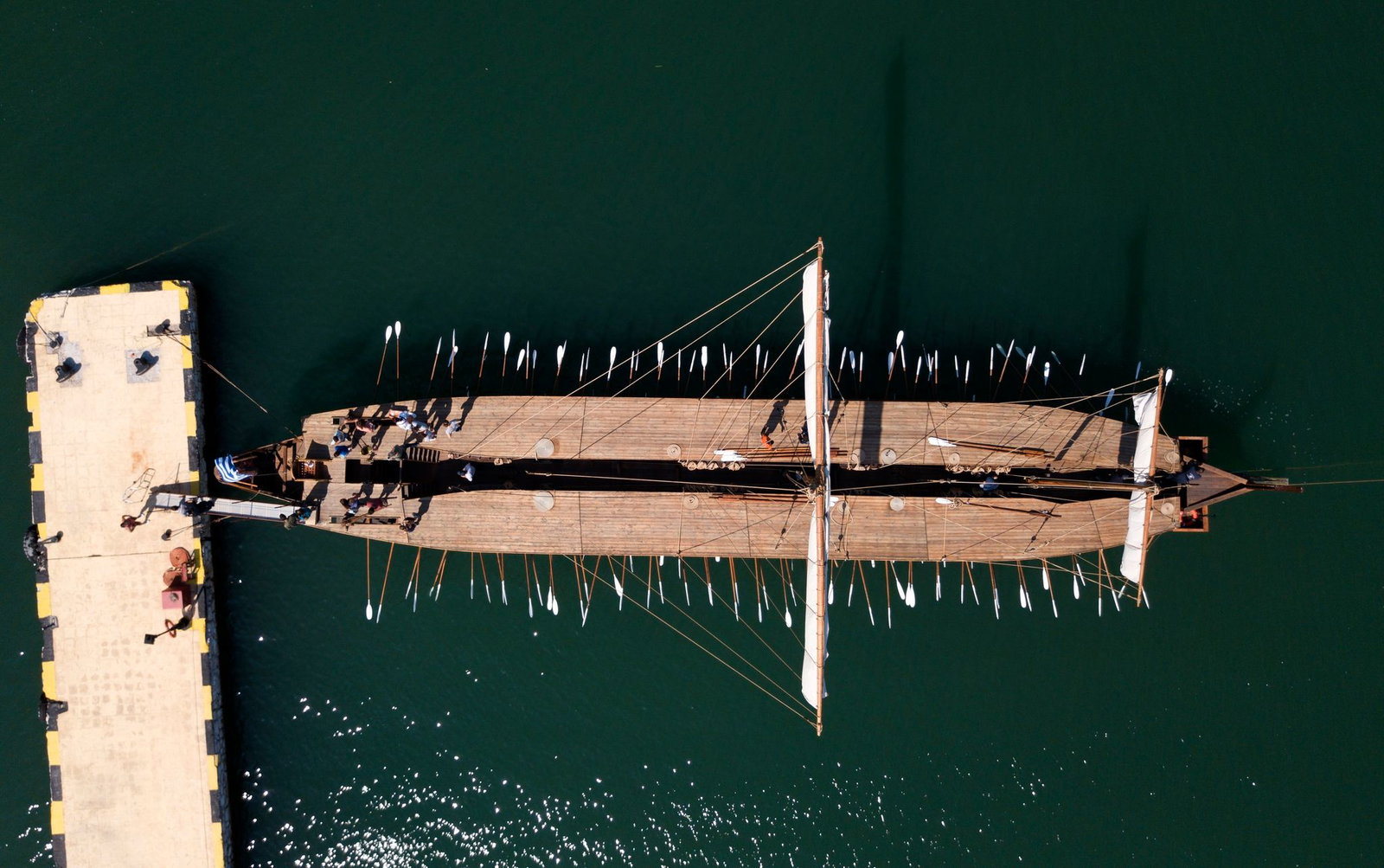 Mit ihrem Schiff schaffen es die Griechen um Odysseus unbeschadet an den Sirenen vorbei. (Symbolbild)
