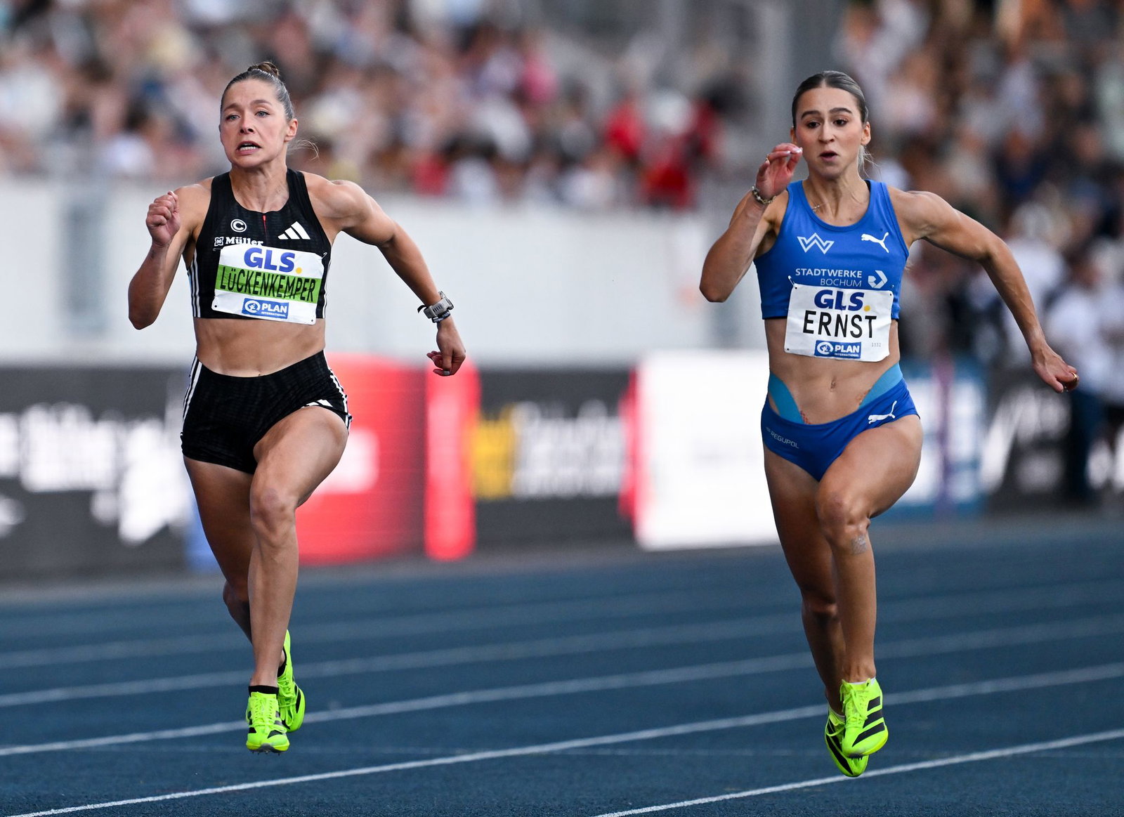 Die drittplatzierte Gina Lückenkemper (l) und die neue 100-Meter-Meisterin Jolina Ernst.