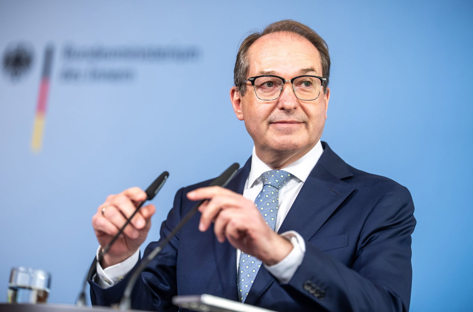 Bei den Spekulationen um die Nachfolge von Jens Spahn an der Spitze der Unionsfraktion fällt auch der Name des bisherigen Innenministers Alexander Dobrindt. 
