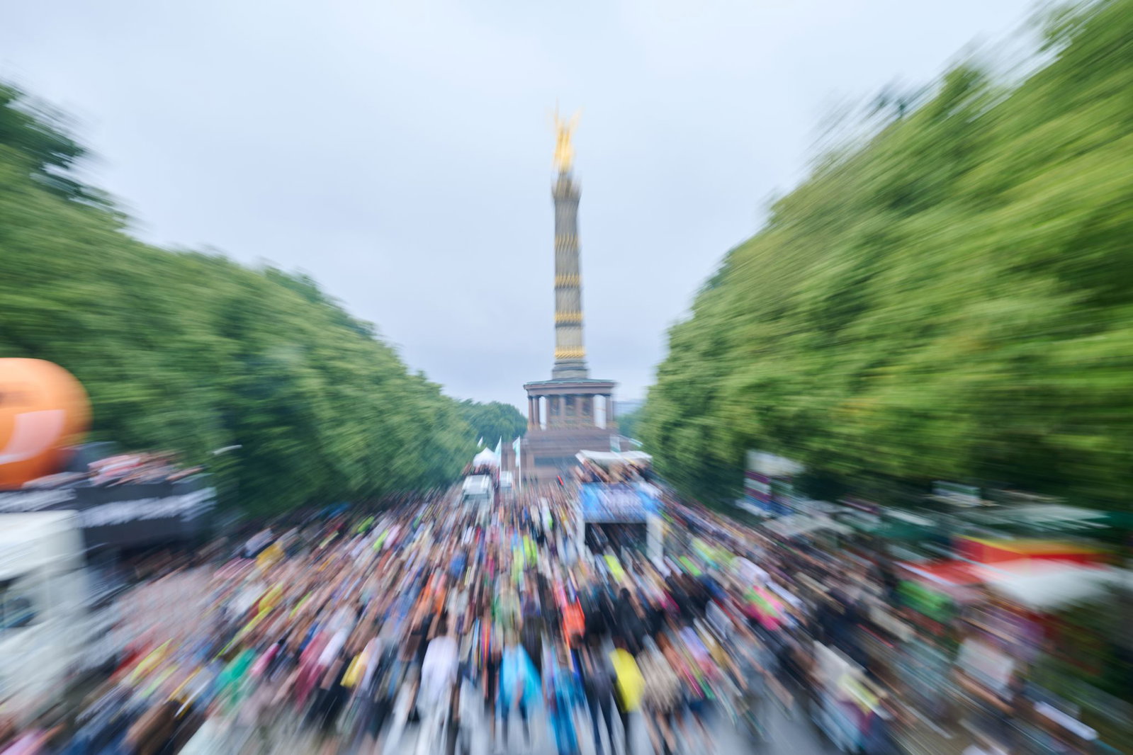 Tausende Menschen tanzen trotz Regen zur Musik der Technoparade «Rave The Planet». (Archivbild) 