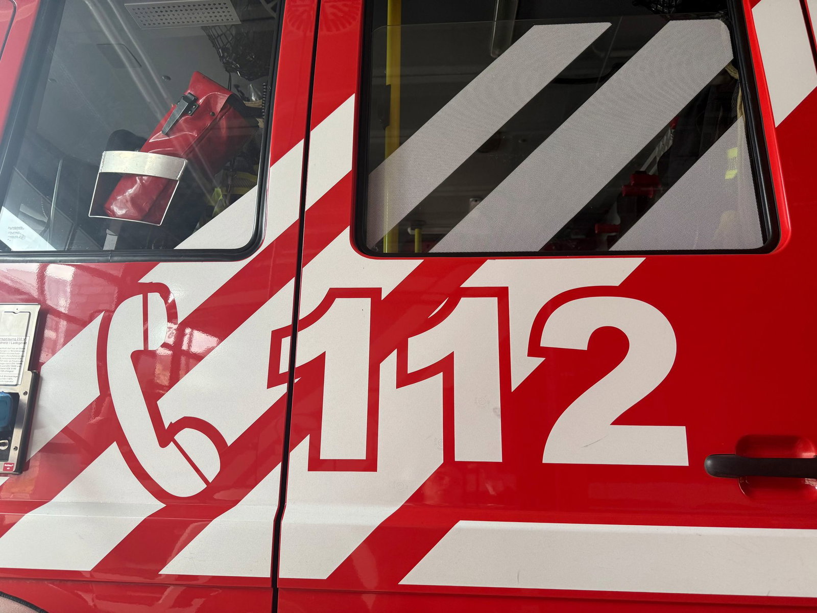 Experten der Feuerwehr führten Messungen nach dem Austritt von Schwefelwasserstoff durch. (Symbolbild)
