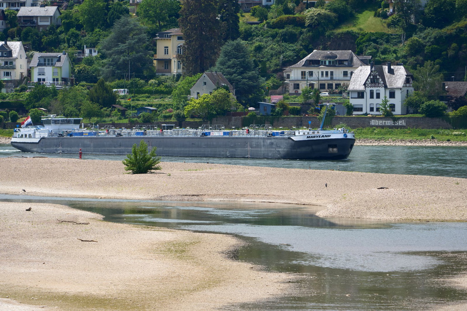 Ein Frachtschiff passiert eine Untiefe im Rhein bei Oberwesel - schon vor Wochen sind die Wasserstände hier gesunken. (Archivbild)
