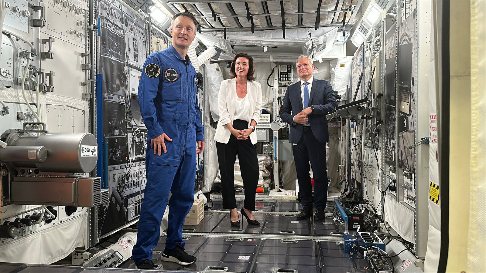 ESA-Astronaut Matthias Maurer (l-r), Bundesforschungsministerin Dorothee Bär (CSU) und DLR-Vorstand Walther Pelzer im Europäischen Astronautenzentrum EAC der ESA in Köln. Maurer rechnet fest mit der Teilnahme an einer Mondmission im übernächsten Jahr.