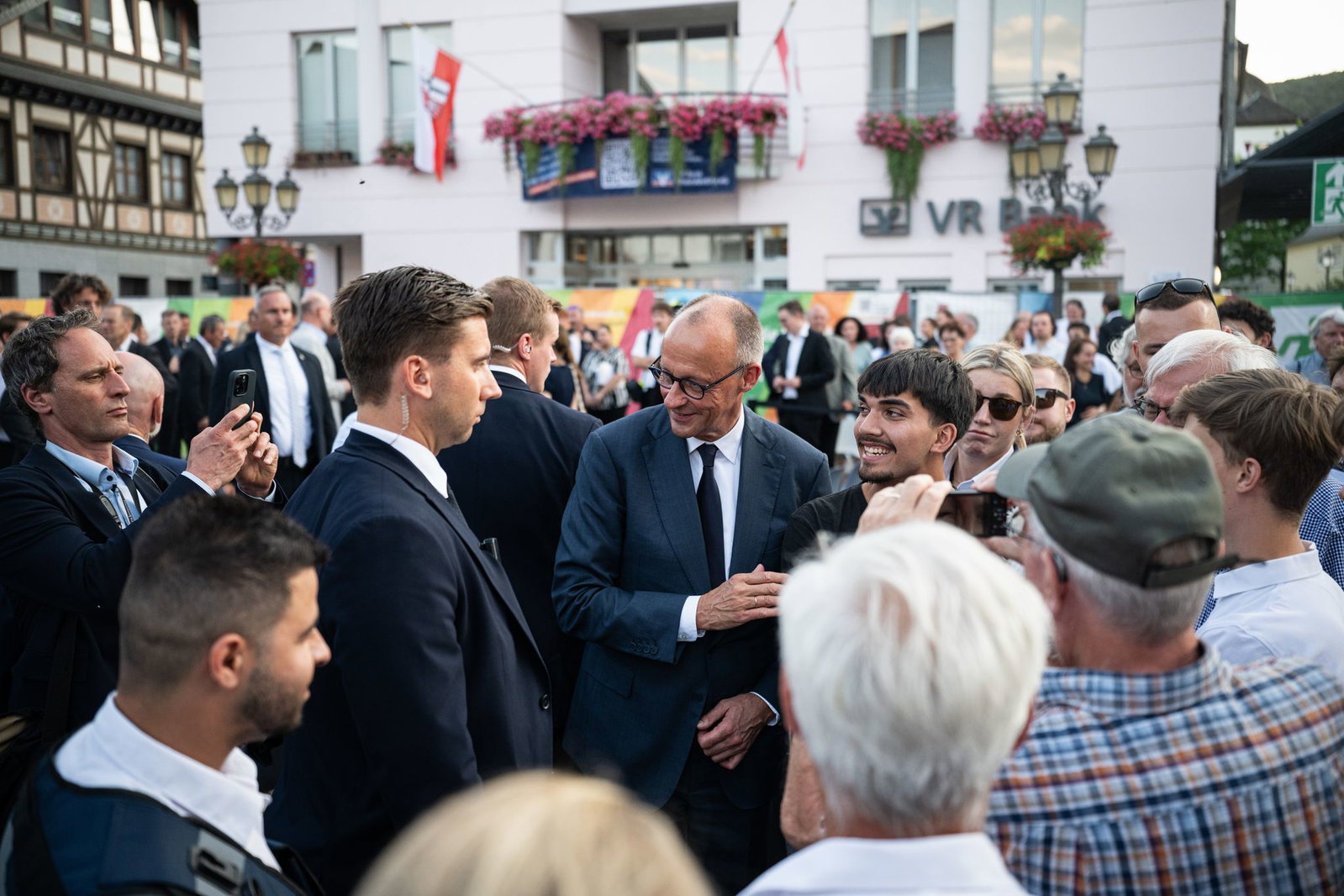 Merz nahm an einer Gedenkveranstaltung in Bad Neuenahr-Ahrweiler teil, wo die Flut viele Menschen stark getroffen hatte. 