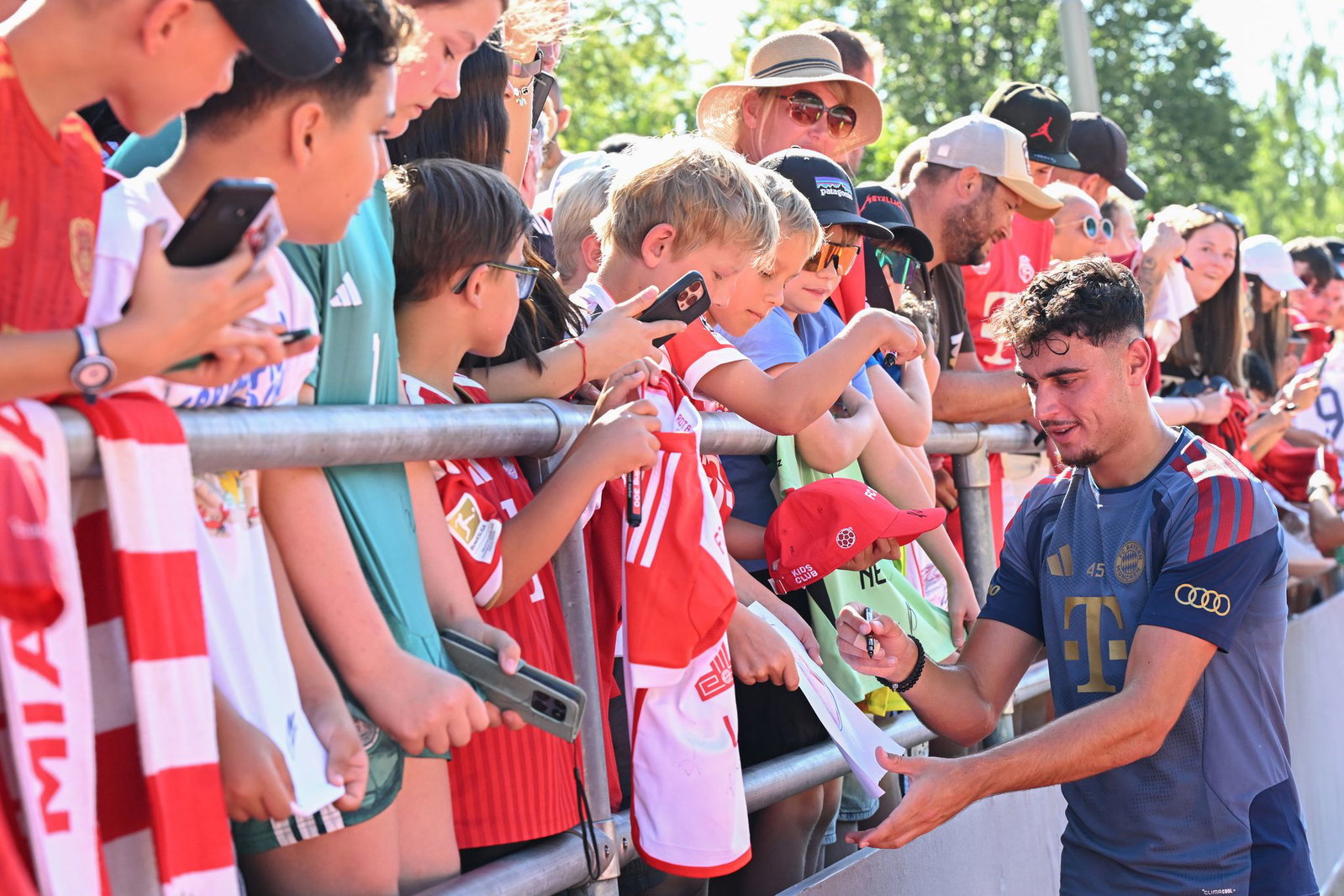 Die Autogramme von DFB-Stars wie Aleksandar Pavlovic sind gefragt.