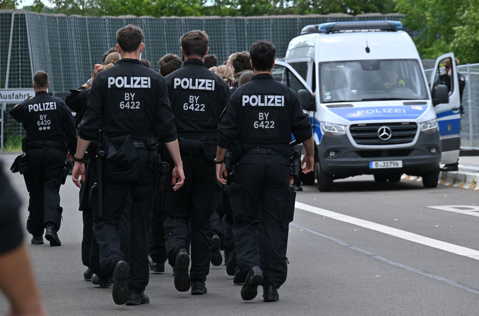 Die Polizei ist mit einem Großaufgebot bereits vor dem AfD-Parteitag im Einsatz.