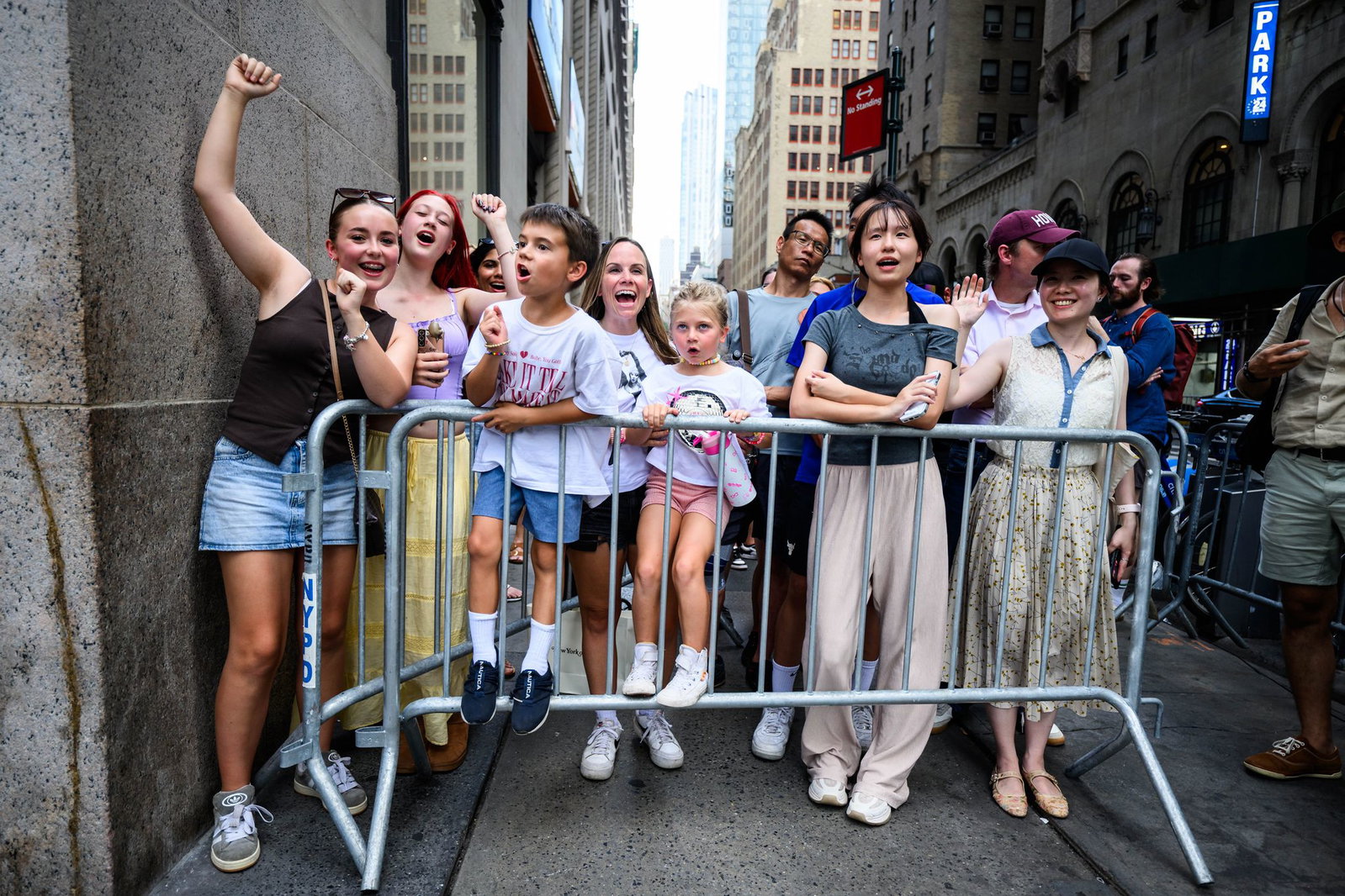 Viele Swifties reisten extra an, um vor der Halle mit anderen Fans mitzufiebern. 