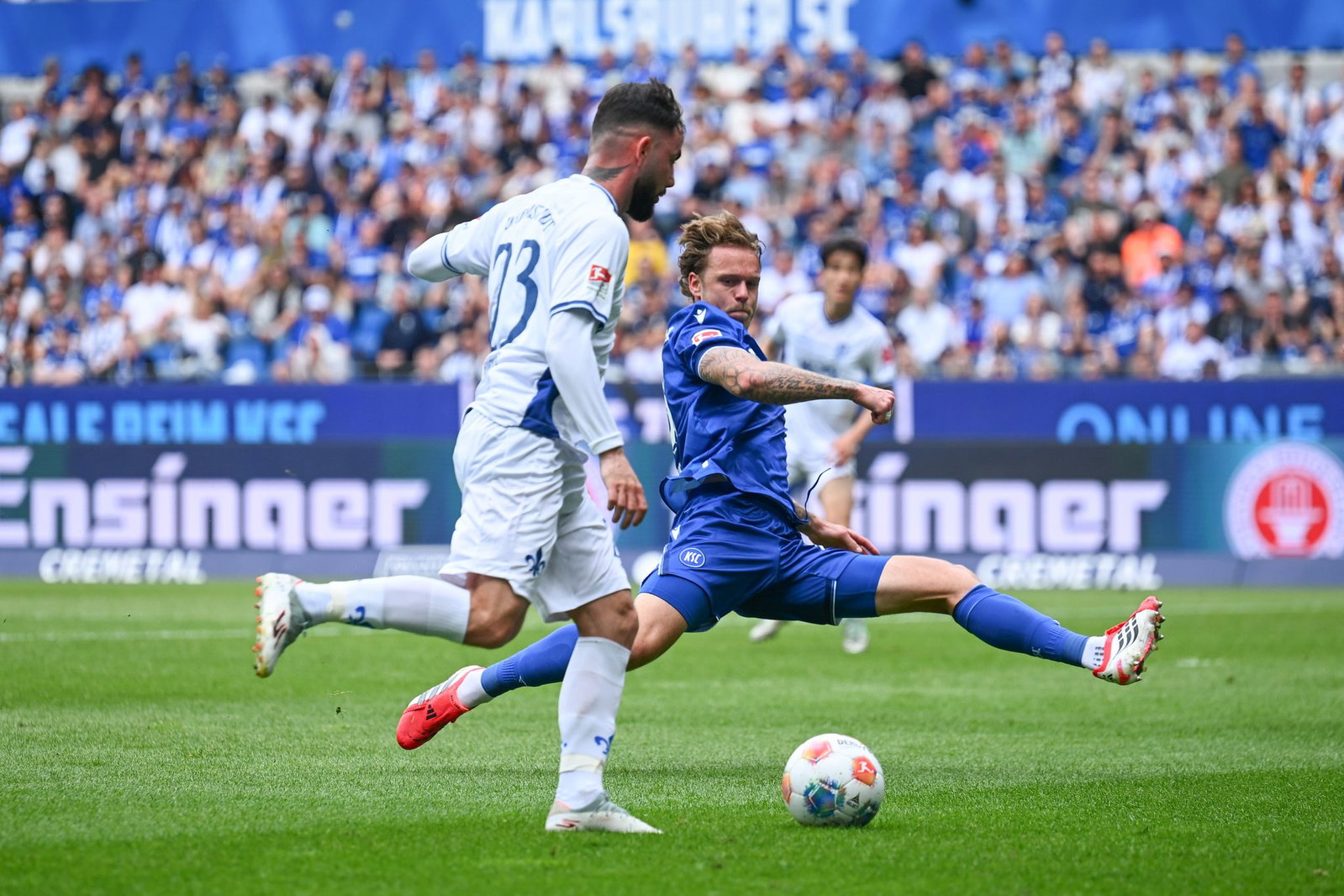 Marcel Franke (r) spielt weiter im KSC-Dress. (Archivbild)