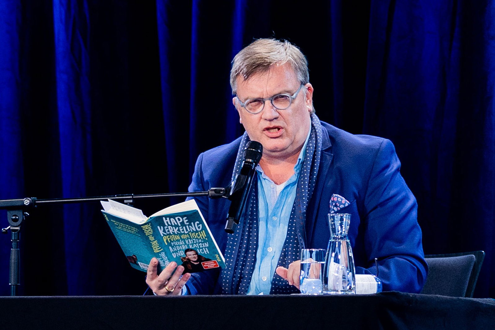 Hape Kerkeling liest aus seinem Buch «Pfoten vom Tisch!», das jetzt auch verfilmt wird (Archivbild).