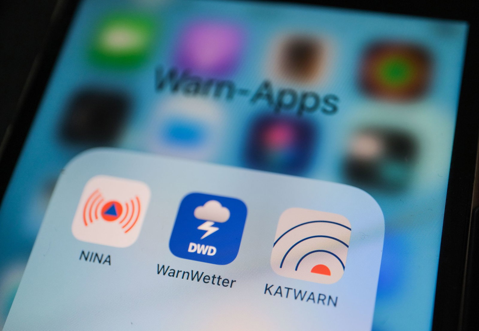 Die Apps NINA, Warnwetter oder Katwarn warnen unter anderem vor gefährlichen Wettersituationen. (Symbolbild)