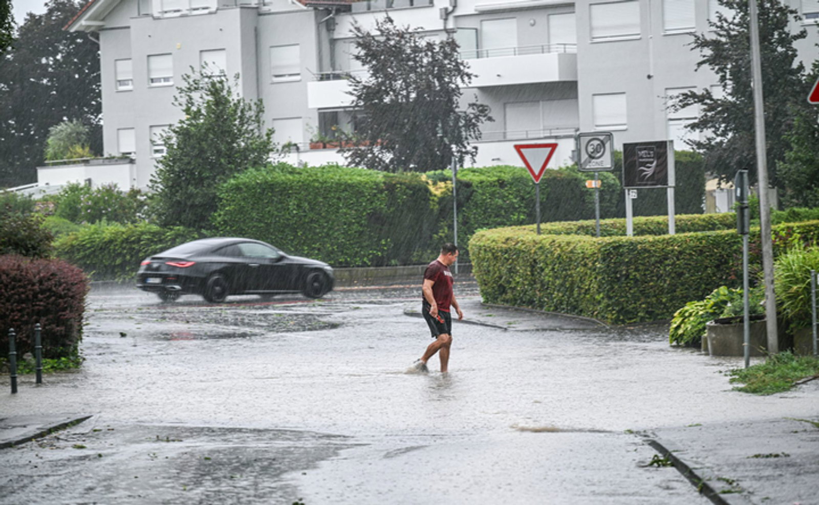 Mancherorts standen Straßen unter Wasser.