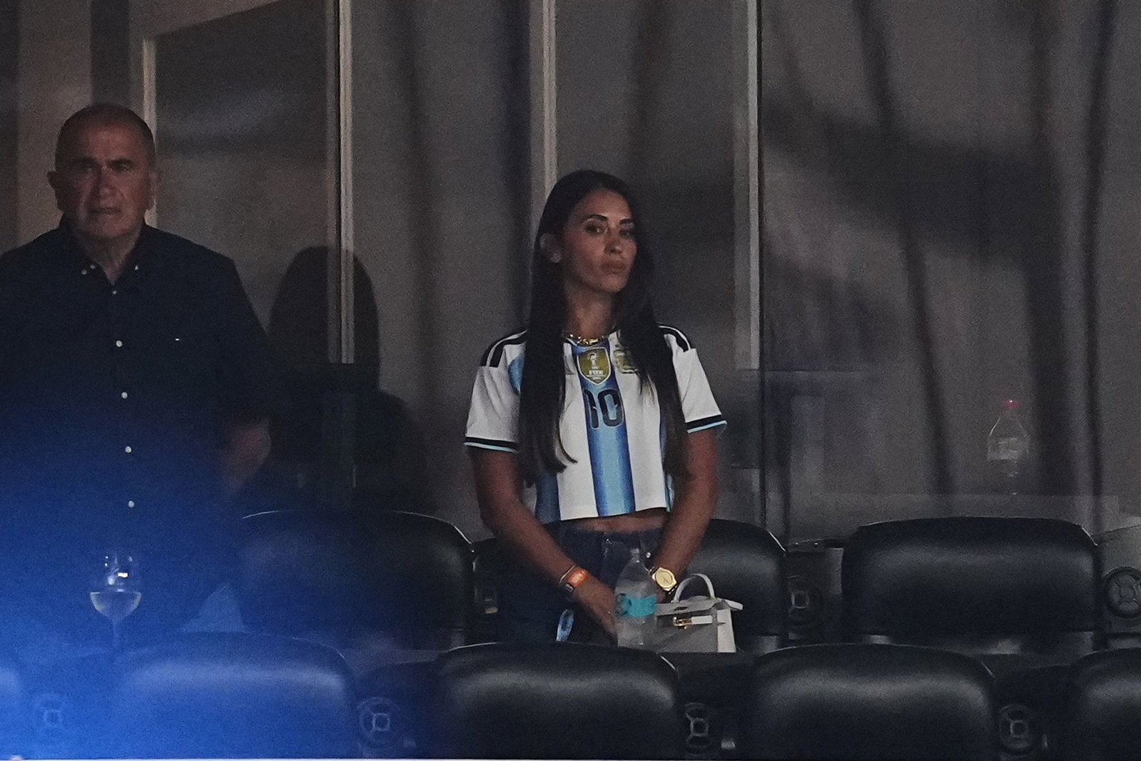Auch Lionel Messis Ehefrau Antonela Roccuzzo ist mit den Kindern beim Turnier dabei.