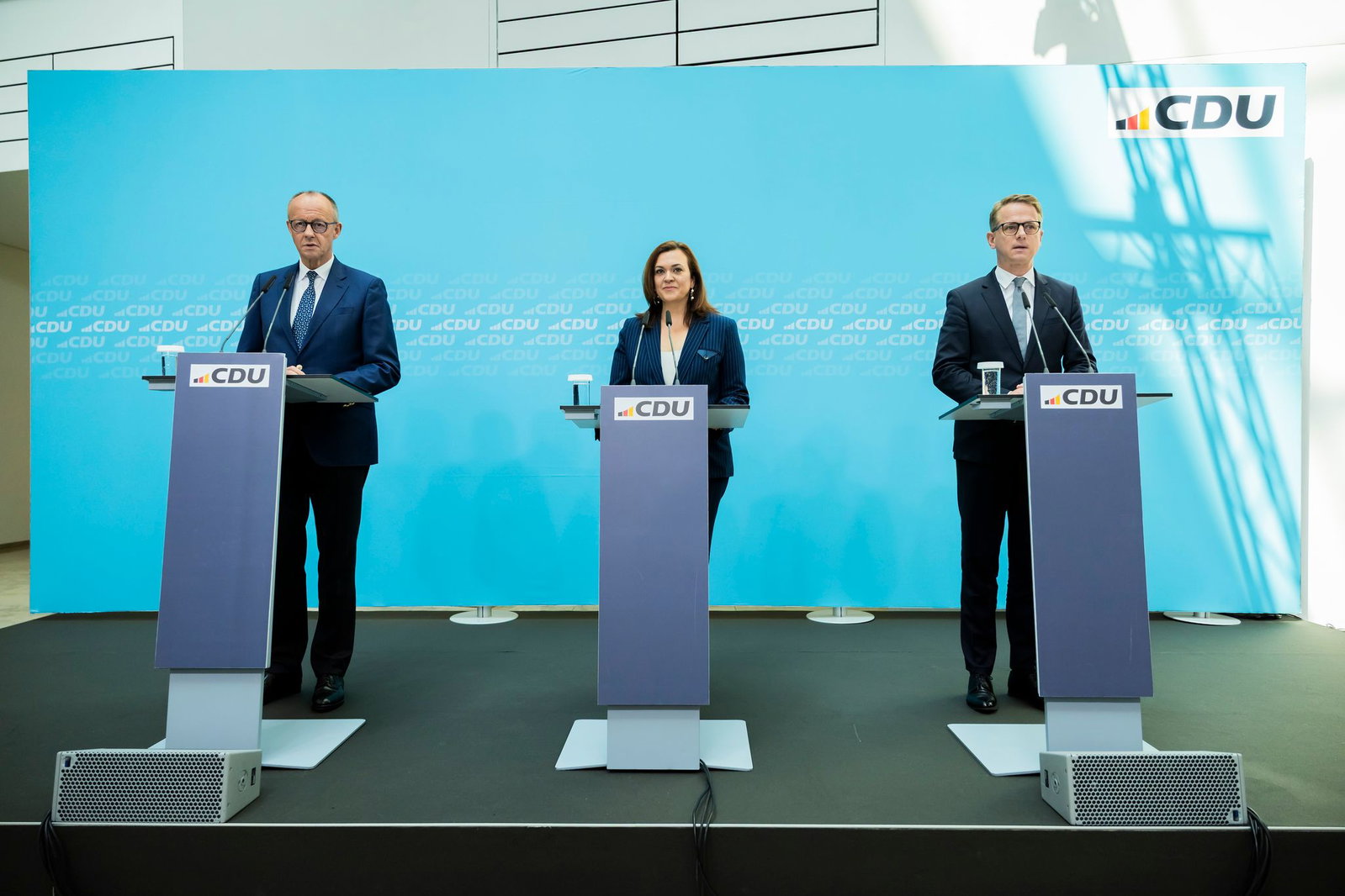 Bundeskanzler Friedrich Merz bedauert die Hängepartie um das Verkehrsressort, hier mit Franziska Hoppermann, der neuen CDU-Generalsekretärin, und Carsten Linnemann, dem designierten Bundesgesundheitsminister.