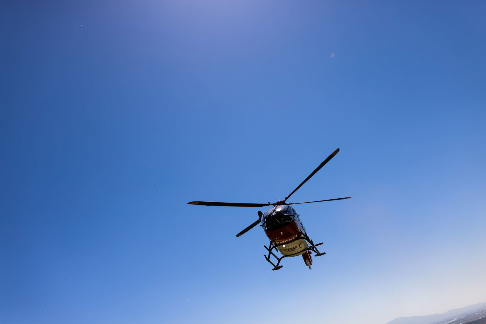 Rettungshubschrauber brachten die beiden verletzten Männer in Kliniken. (Symbolbild)