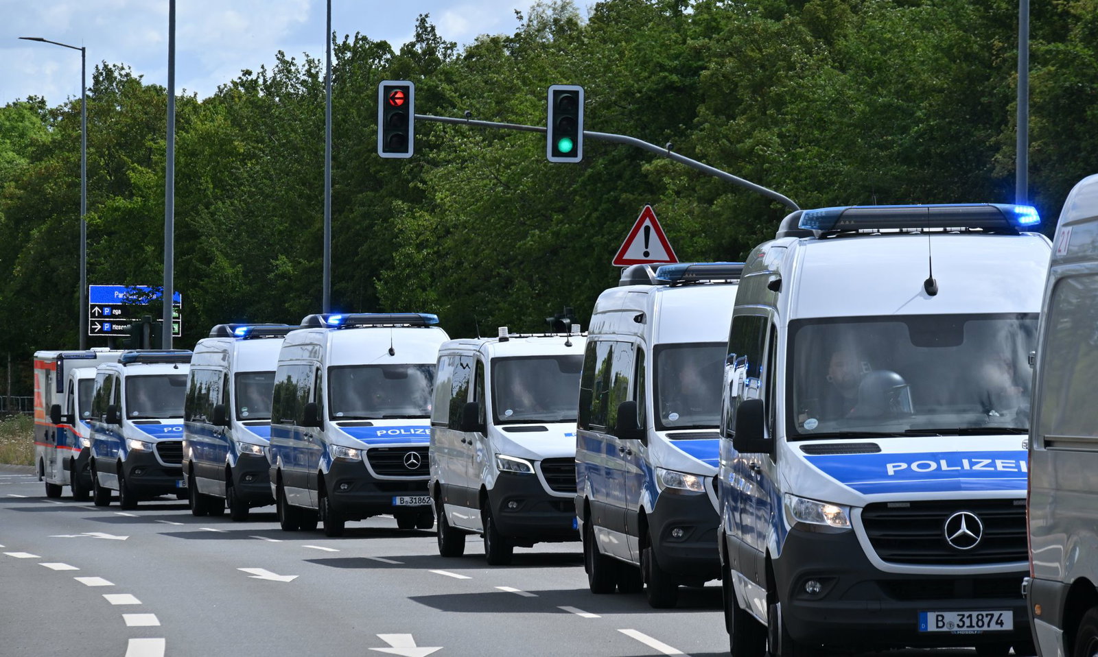 Die Polizei ist nach eigenen Angaben mit Tausenden Einsatzkräften aus dem ganzen Bundesgebiet im Einsatz.