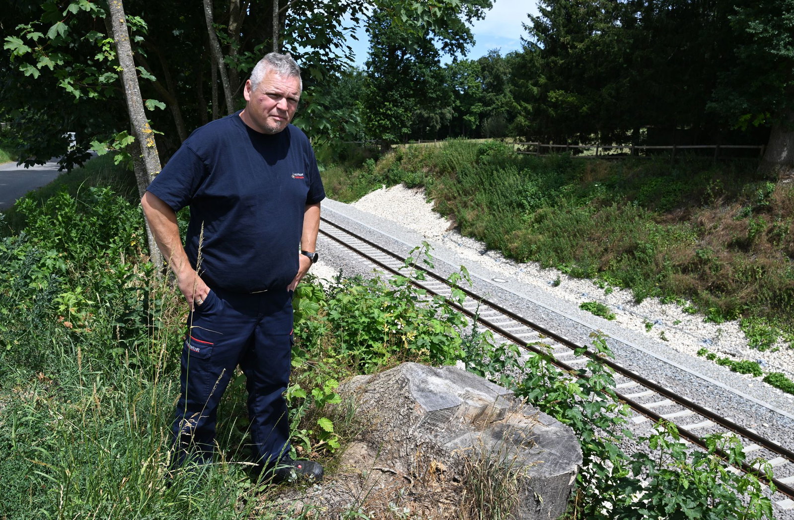 Feuerwehrmann Thomas Steinhardt bahnte sich den Weg zu den Waggons. 