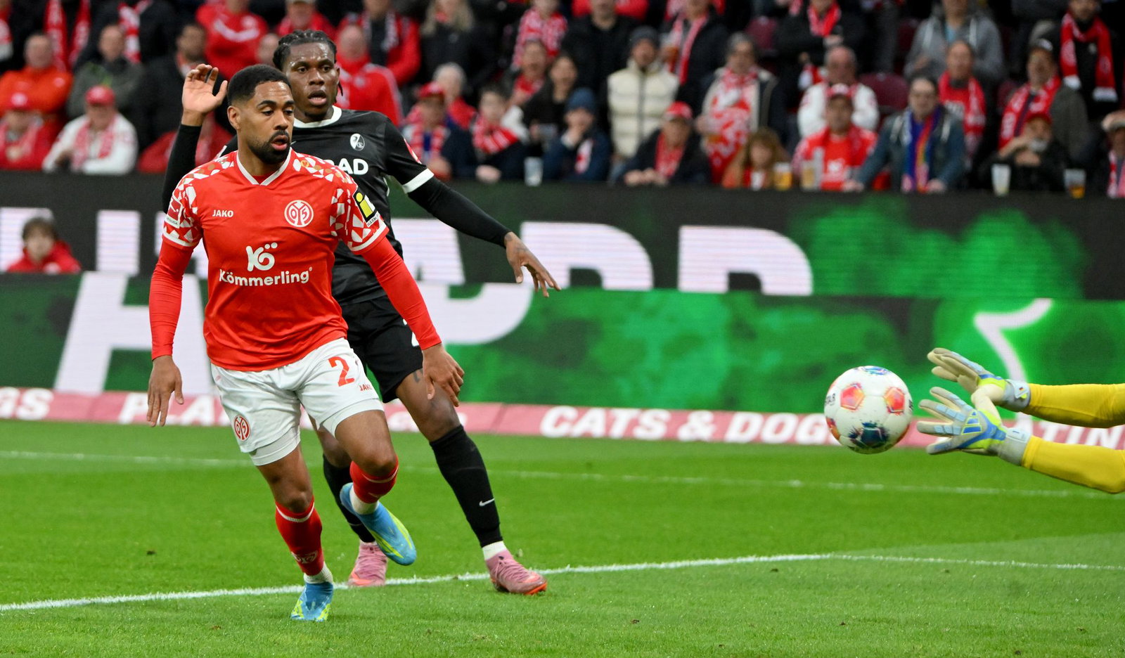 Freiburgs Cyriaque Irié (vorn) traf im Testspiel gegen Derby County. (Archivbild)
