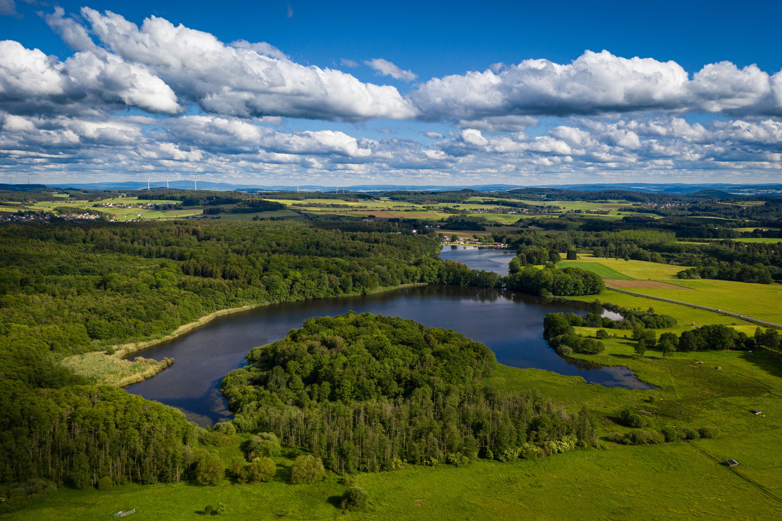 Im Vordergrund der Brinkenweiher und im Hintergrund der Postweiher