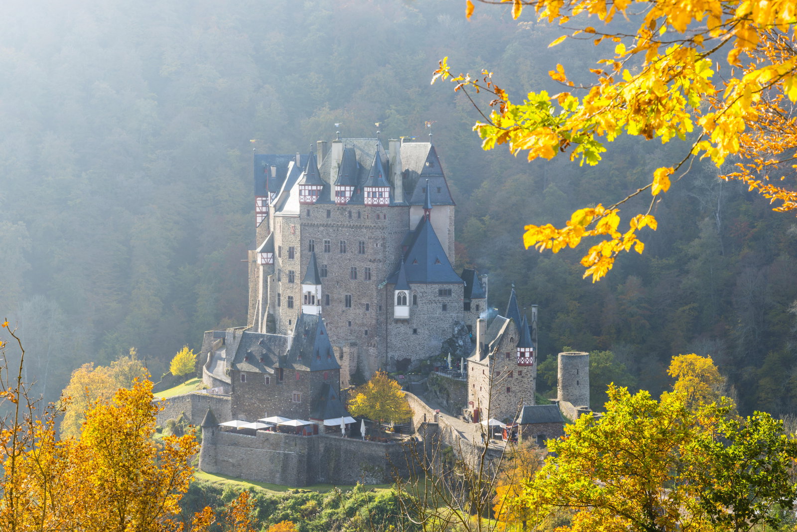 Burg Eltz vom Mosel-Traumpfad im Herbst