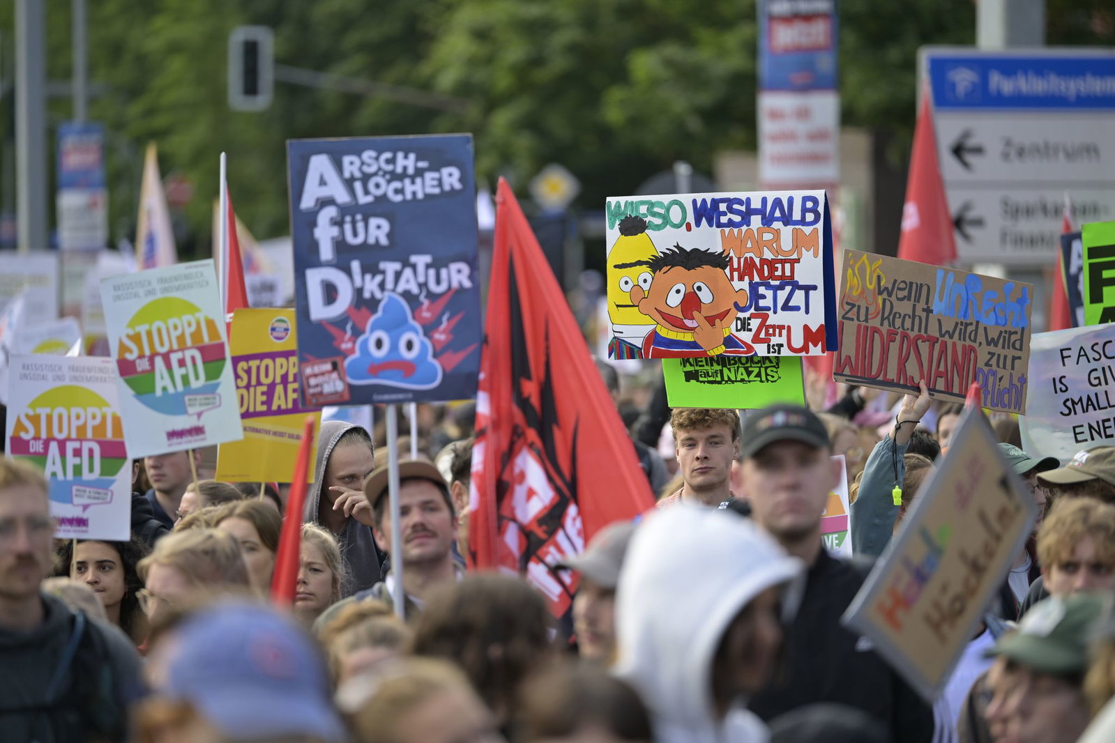 Zehntausende Menschen demonstrieren gegen den AfD-Bundesparteitag in Erfurt.
