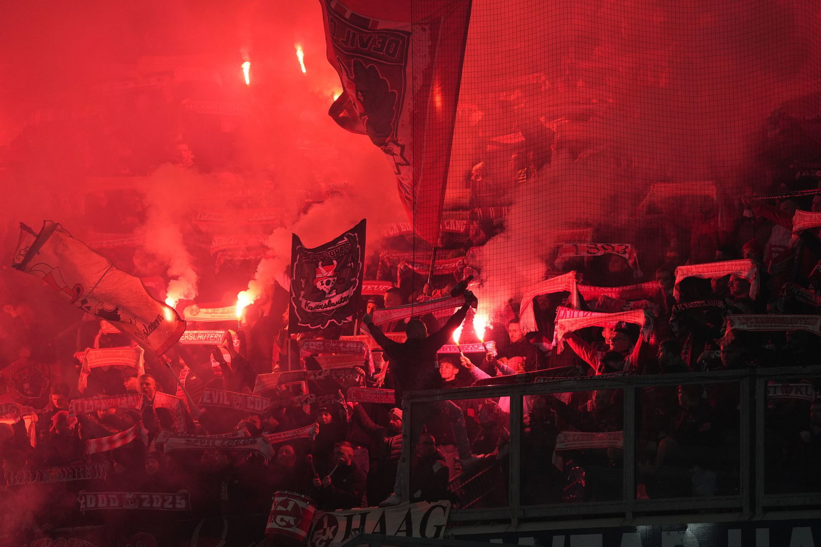 Auch im Auswärtsspiel gegen Darmstadt zündeten die Fans von 1. FC Kaiserslautern Pyrotechnik. (Archivbild)