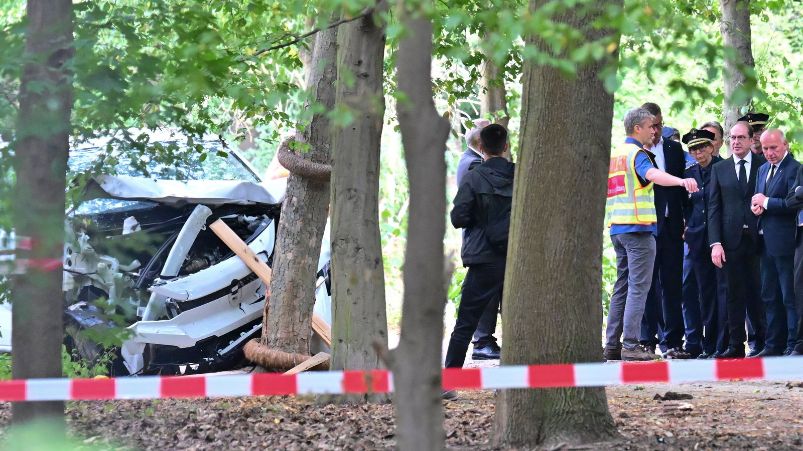 Bundesinnenminister Alexander Dobrindt äußerte sich am Tatort zum Ermittlungsstand. 