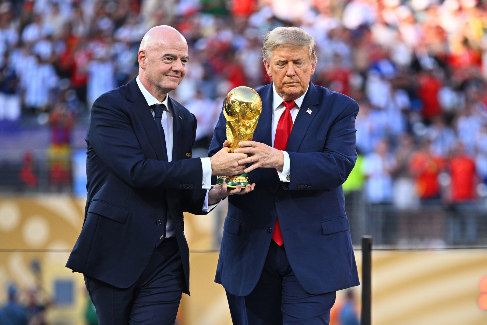 Infantino (l) gerät zunehmend unter Druck. (Archivfoto)