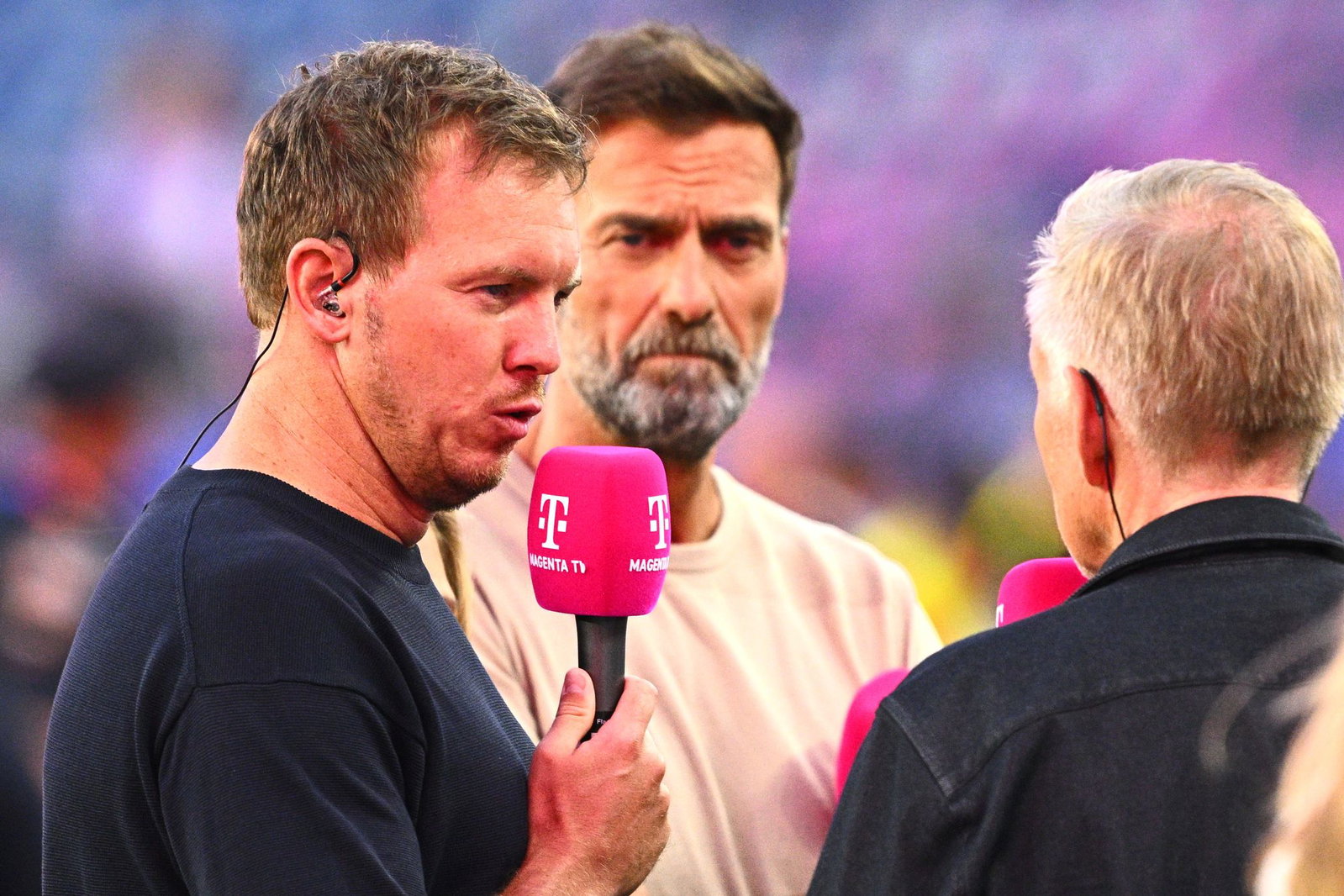 Julian Nagelsmann im Interview - und Jürgen Klopp hört zu.  