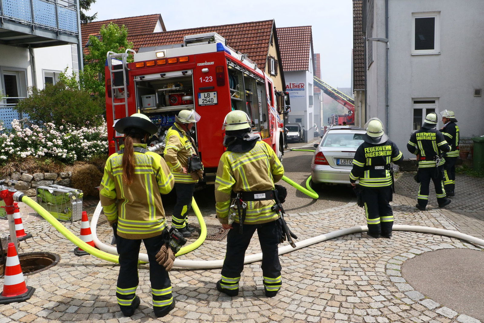 Die Feuerwehr muss über Nacht bleiben.