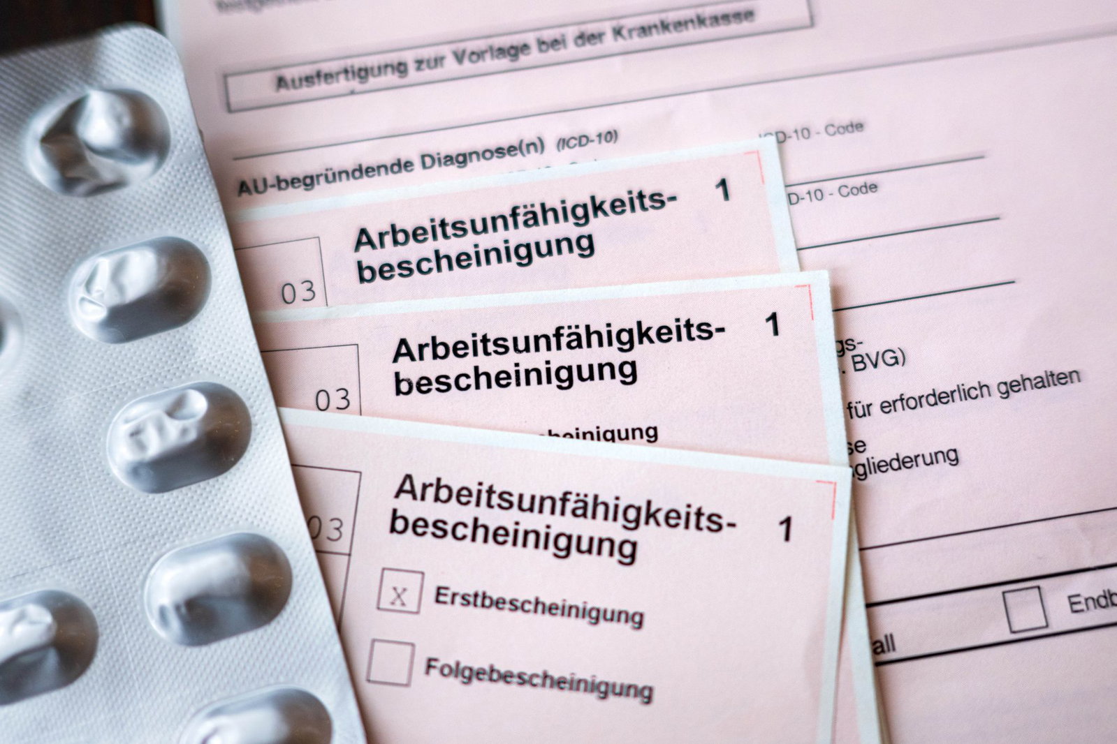 Regeln für Arbeitsunfähigkeitsbescheinigungen sollen verschärft werden. (Archivbild)
