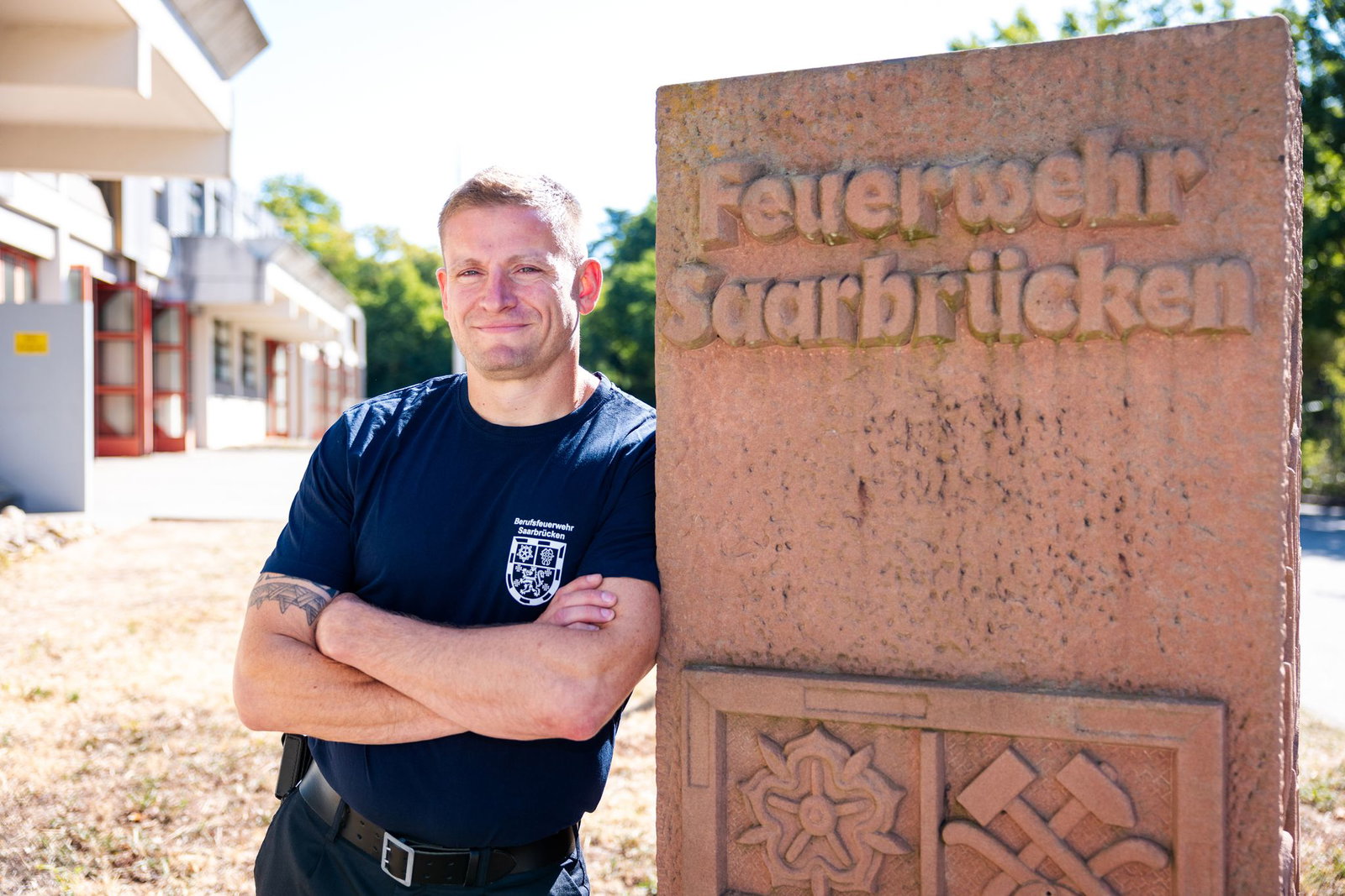 Hauptbrandmeister Kevin Michel steht auf dem Gelände der Berufsfeuerwehr Saarbrücken im Hessenweg.