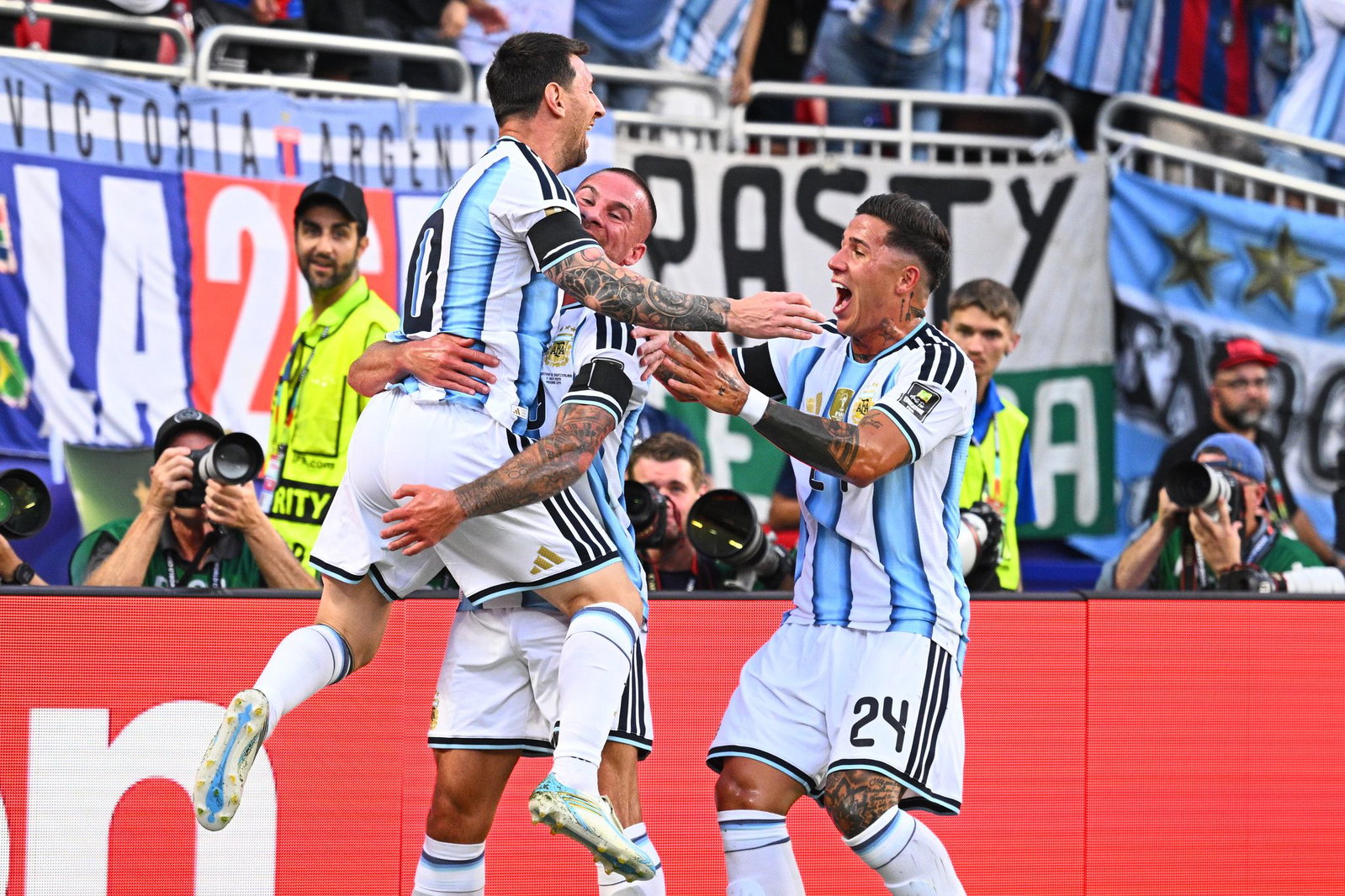 Argentinien um Lionel Messi freut sich über den Treffer zum 1:0.