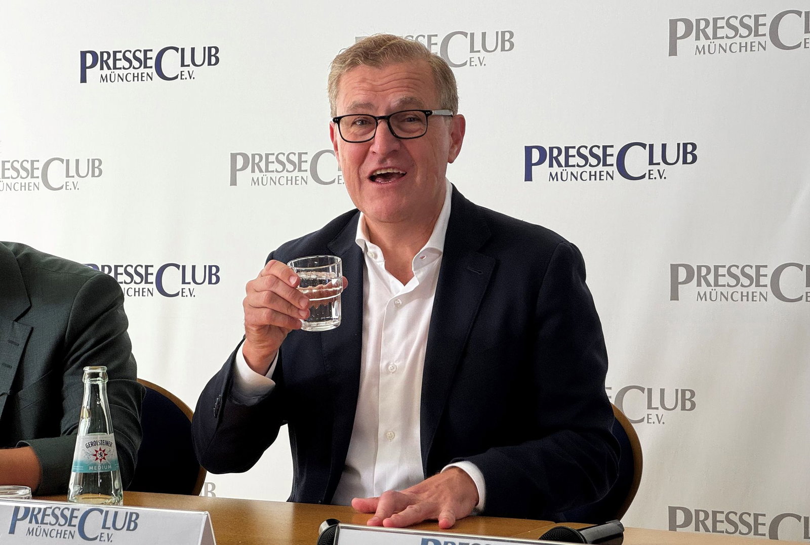 Erklärt Olise und Díaz für unverkäuflich: Bayern-Boss Dreesen.
