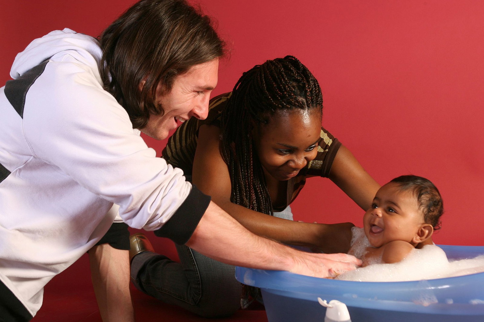 Das erste Aufeinandertreffen: Lamine Yamal begegnete (an der Seite seiner Mutter Sheila Ebana) schon als Baby bei einem Fotoshooting Lionel Messi. (Archivbild)