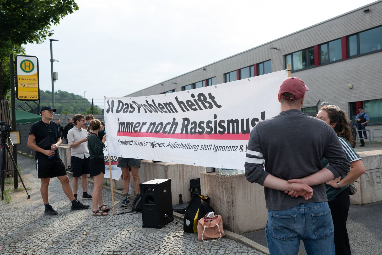 Vor der Urteilsverkündung gegen Susann E. demonstrierten etwa zwei Dutzend Menschen gegen Rechtsextremismus. 