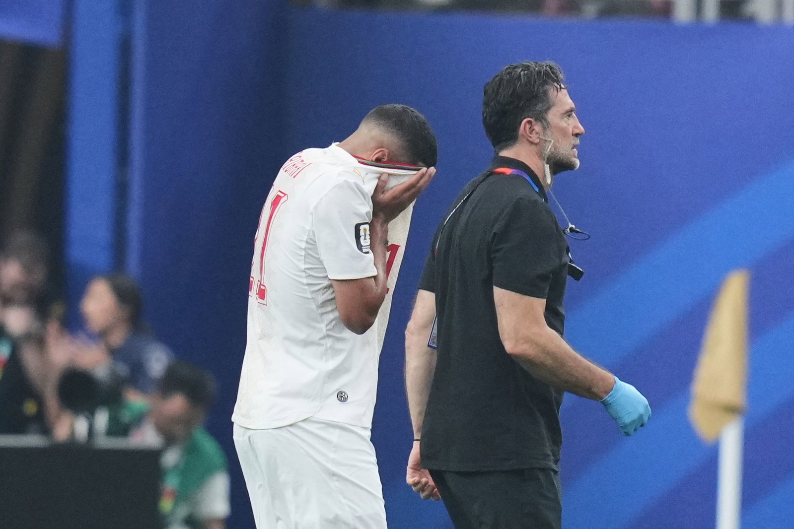 Der neue Bayern-Profi Ismael Saibari musste verletzt raus.