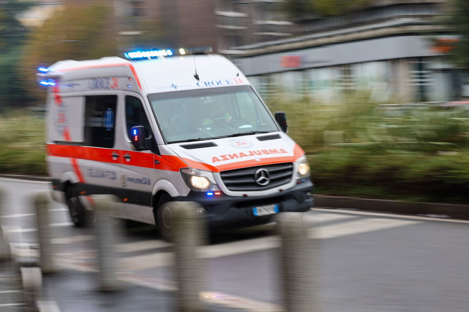 Zwei Wanderer entdeckten den leblosen Körper in dem Wildbach und alarmierten die Rettungskräfte. (Symbolbild)